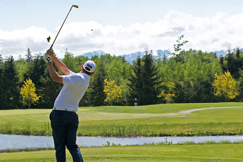 golfer at crown isle